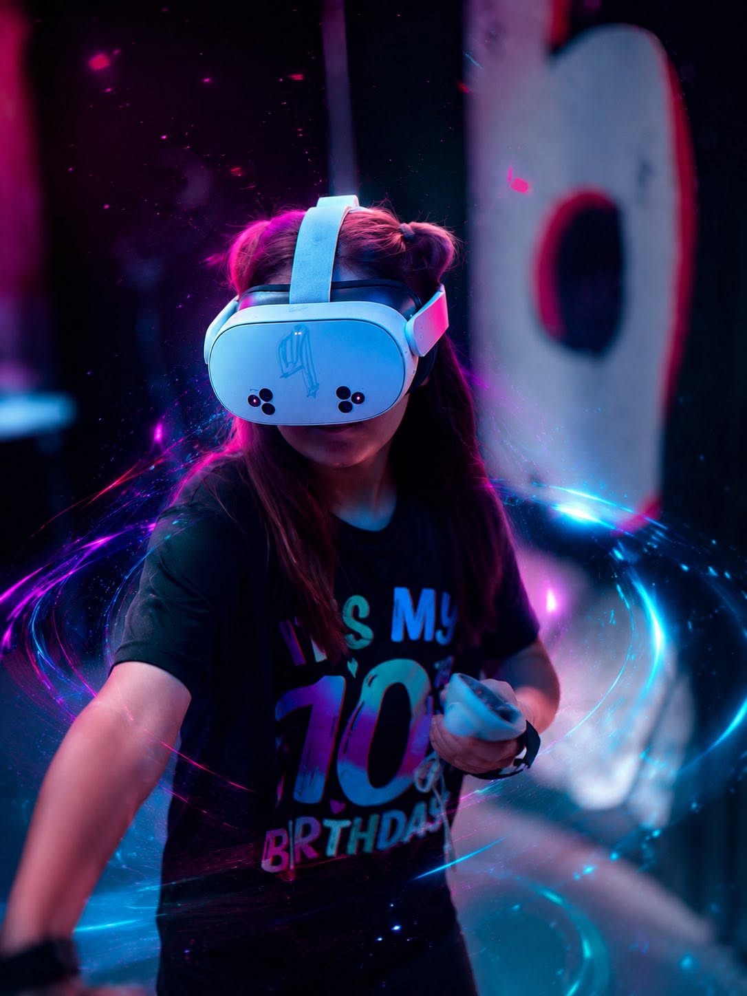 Дете играе VR в неоновата зала